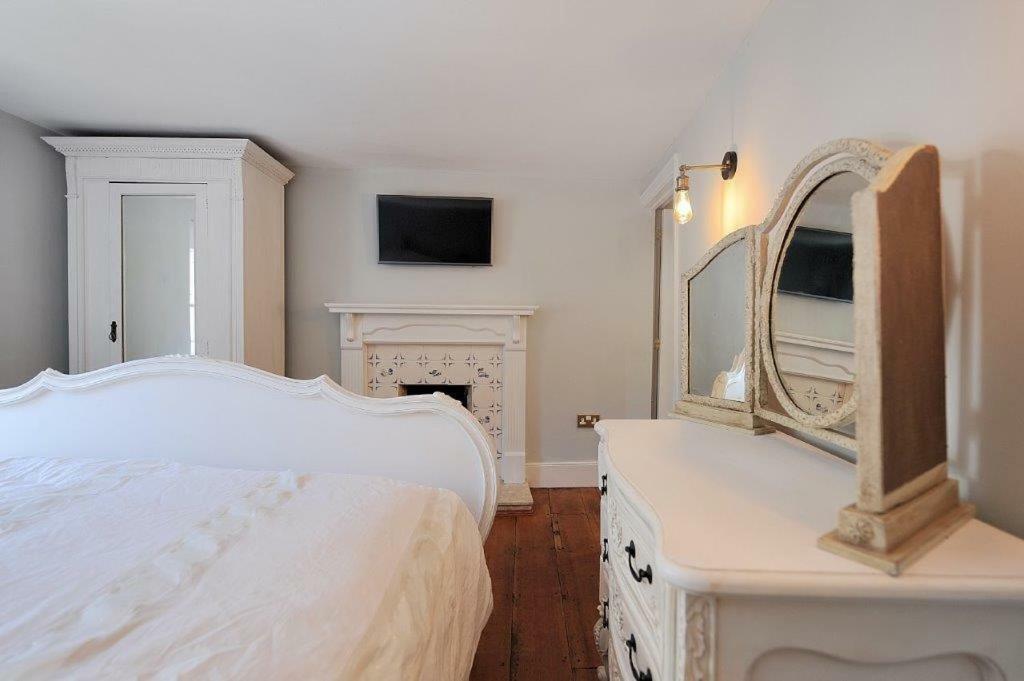 Little Monmouth 4 Bedroom Cottage, Old Town Lyme Regis, Dog Friendly And Parking Exterior photo